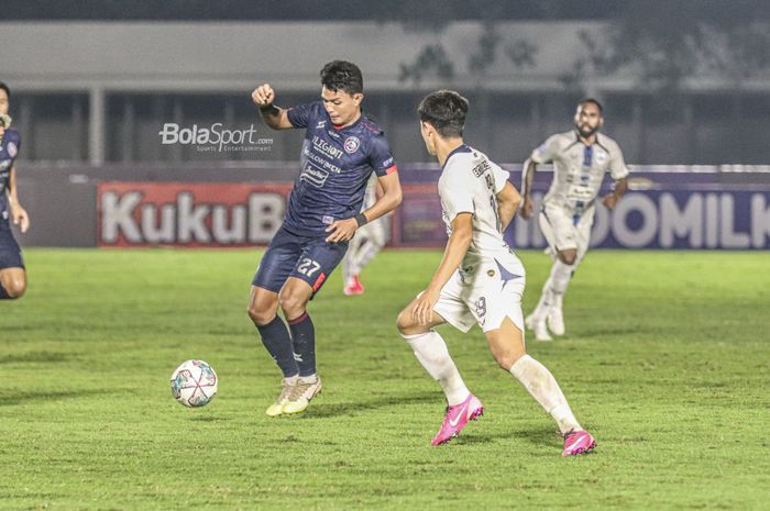 Penyerang Arema FC, Dedik Setiawan (kiri), sedang menguasai bola dalam laga pekan keempat Liga 1 2021 di Stadion Madya, Senayan, Jakarta,  25 September 2021.