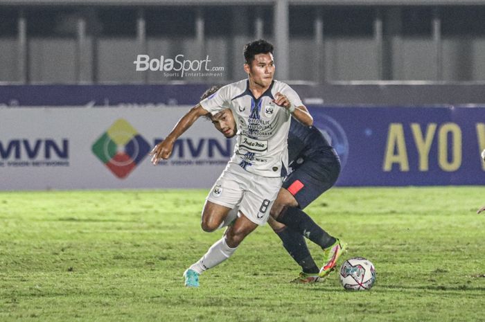 Gelandang PSIS Semarang, Reza Irfana (jersey putih), sedang menguasai bola dalam laga pekan keempat Liga 1 2021 di Stadion Madya, Senayan, Jakarta,  25 September 2021.