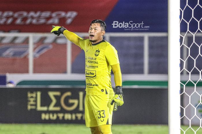 Kiper PSIS Semarang, Joko Ribowo, sedang memberikan intruksi kepada rekan-rekannya dalam laga pekan keempat Liga 1 2021 di Stadion Madya, Senayan, Jakarta,  25 September 2021.