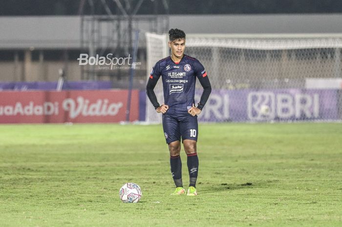 Penyerang Arema FC, Muhammad Rafli, nampak akan melakukan tendangan bebas dalam laga pekan keenam Liga 1 2021 di Stadion Madya, Senayan, Jakarta, 3 Oktober 2021.