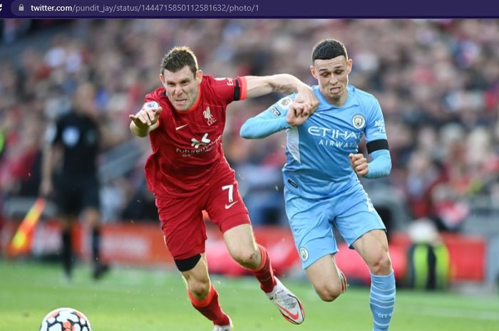 Bintang Manchester City, Phil Foden, dan bek Liverpool, James Milner, berduel dalam laga pekan ketujuh Liga Inggris 2021-2022 pada Minggu (3/10/2021) di Stadion Anfield