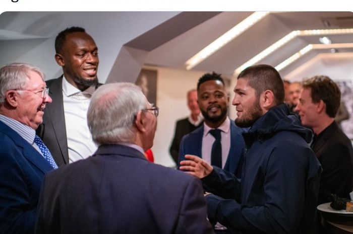 Mantan pelatih, Sir Alex Ferguson (kiri), berbicara dengan Khabib Nurmagomedov (2 dari kanan) di sela-sela pertandingan Manchester United vs Everton di Stadion Old Trafford, Inggris, 2 Oktober 2021. Tampak juga dalam foto atlet lari juara Olimpiade, Usain Bolt (2 dari kiri), dan eks bek Man United, Patrice Evra (3 dari kanan).