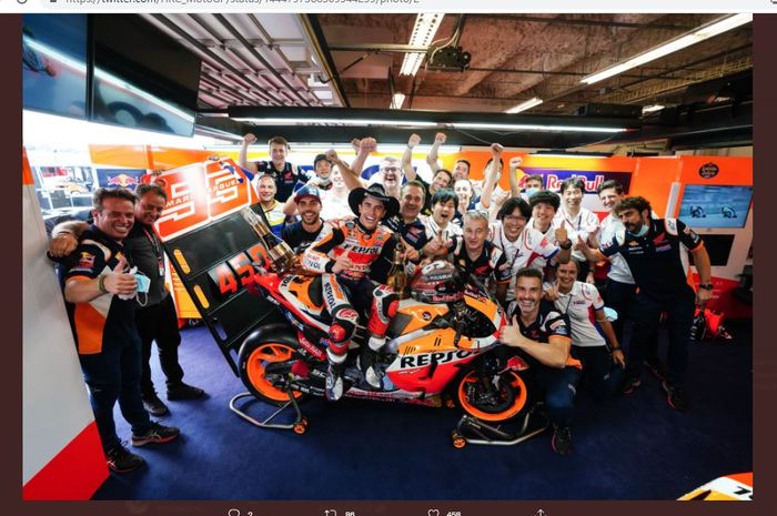 Marc Marquez merayakan kemenangan MotoGP Americas 2021 di Circuit of the Americas, Minggu (3/10/2021) bersama dengan timnya di paddock Repsol Honda