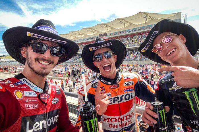 Para penghuni podium MotoGP Americas 2021 (dari kiri ke kanan), Francesco Bagnaia, Marc Marquez, dan Fabio Quartararo, berpose di atas podium di Circuit of the Americas, Austin, Texas, Amerika Serikat, Minggu (3/10/2021) waktu setempat.