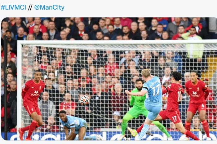 Momen Kevin De Bruyne (no. punggung 17) mencetak gol untuk Manchester City ke Liverpool pada laga di Anfield, Minggu (3/10/2021)