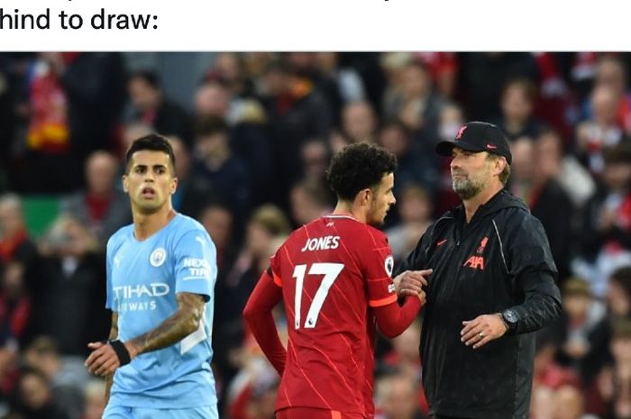 Pelatih Liverpool, Juergen Klopp (kanan) dan Curtis Jones pada laga versus Manchester City di Anfield, Minggu (3/10/2021)