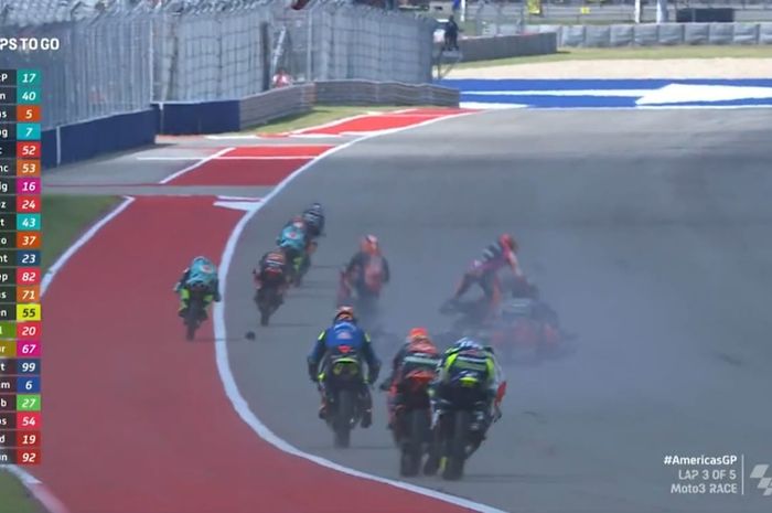 Tangkapan layar kecelakaan yang melibatkan Jeremy Alcoba, Andrea Migno, dan Pedro Acosta pada Moto3 Americas 2021 di Circuit of the Americas, Austin, Texas, Amerika Serikat, Minggu (3/10/2021)