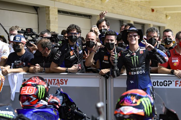 Pembalap Monster Energy Yamaha, Fabio Quartararo, merayakan posisi runner-up yang diraihnya pada balapan MotoGP Americas di Sirkuit Americas, AS, 3 Oktober 2021.