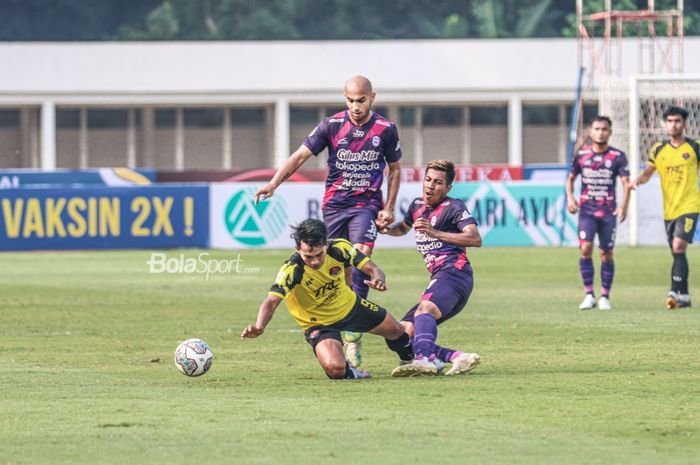 Striker Persekat Tegal, Moniega Bagus Suwardi (kiri), sedang berebut bola dengan dua pemain RANS Cilegon FC, Tarik El Janaby (tengah) dan Bima Ragil (kanan), dalam laga pekan kedua Liga 2 2021 di Stadion Madya, Senayan, Jakarta, 5 Oktober 2021.