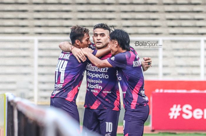 Cristian Gonzales (tengah), Bima Ragil (kiri), dan Rizki Hidayat (kanan) nampak berpelukan seusai RANS Cilegon FC mencetak gol dalam laga pekan kedua Liga 2 2021 di Stadion Madya, Senayan, Jakarta, 5 Oktober 2021.