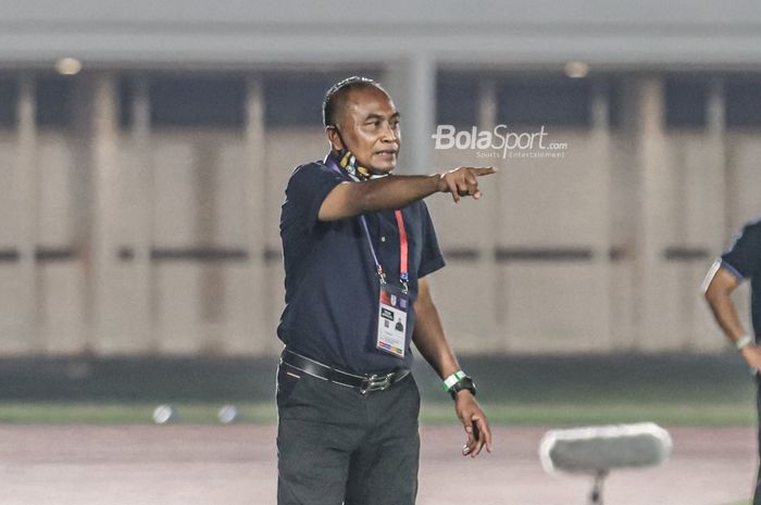 Pelatih Martapura Dewa United, Kas Hartadi, sedang memberikan intruksi kepada para pemainnya Selebrasi pemain Martapura Dewa United, Selamet Budiono, seusai berhasil mencetak gol dalam laga pekan kedua Liga 2 2021 di Stadion Madya, Senayan, Jakarta, 5 Oktober 2021.