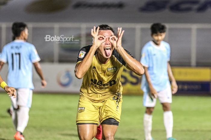 Selebrasi pemain Martapura Dewa United, Selamet Budiono, seusai berhasil mencetak gol dalam laga pekan kedua Liga 2 2021 di Stadion Madya, Senayan, Jakarta, 5 Oktober 2021.