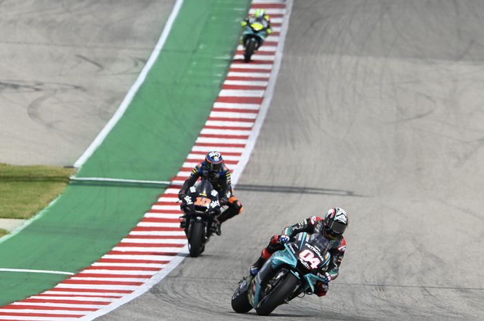 Pembalap Petronas Yamaha SRT, Andrea Dovizioso, saat berlomba pada balapan MotoGP Americas di Sirkuit Americas, AS, 3 Oktober 2021. Tampak di belakang Luca Marini (Sky VR46 Avintia) dan Valentino Rossi (Petronas Yamaha SRT).