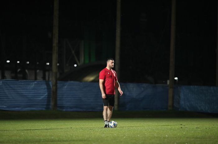 Asisten baru Shin Tae-yong, Dzenan Radoncic, sudah tiba di Thailand dan langsung ikut melatih pemain timnas Indonesia di Chang Training Ground, Thailand, Senin (4/10/2021).