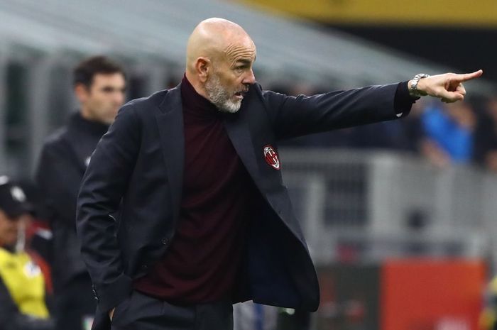 Pelatih AC Milan, Stefano Pioli dalam memimpin satu laga di Liga Italia 2021-2022.