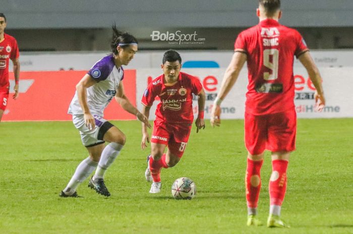 Gelandang Persita Tangerang, Bae Sin-yeong (kiri), sedang menguasai bola dan dibayangi pemain Persija Jakarta, Adrianus Dwiki Arya (tengah), dalam laga pekan kelima Liga 1 2021 di Stadion Pakansari, Bogor, Jawa Barat, 28 September 2021.