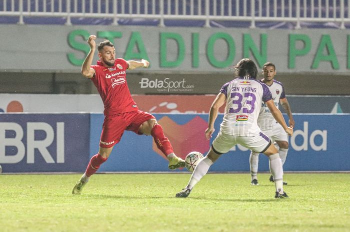 Striker Persija, Marko Simic (kiri), sedang menguasai bola dalam laga pekan kelima Liga 1 2021 di Stadion Pakansari, Bogor, Jawa Barat, 28 September 2021.