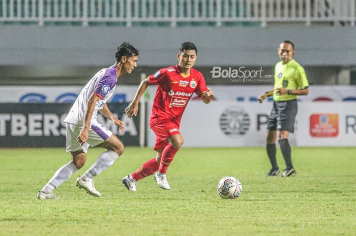 Gelandang Persija Jakarta, Adrianus Dwiki Arya (kanan), sedang menjaga pergerakan pemain Persita Tangerang, Ade Jantra (kiri), dalam laga pekan kelima Liga 1 2021 di Stadion Pakansari, Bogor, Jawa Barat, 28 September 2021.