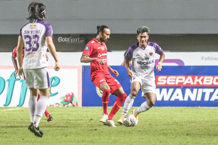 Gelandang Persija Jakarta, Rohit Chand (tengah), sedang menguasai bola dan dibayangi pemain Persita Tangerang, Ahmad Nur Hardianto (kanan), dalam laga pekan kelima Liga 1 2021 di Stadion Pakansari, Bogor, Jawa Barat, 28 September 2021.