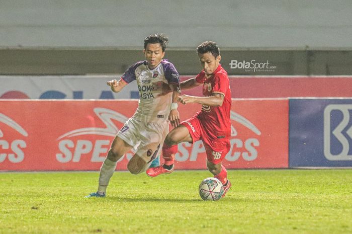 Pemain sayap kiri Persija Jakarta, Osvaldo Haay (kanan), sedang menguasai bola dan dibayangi bek Persita Tangerang, Edo Febriansyah (kiri), dalam laga pekan kelima Liga 1 2021 di Stadion Pakansari, Bogor, Jawa Barat, 28 September 2021.