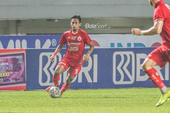 Pemain sayap kiri Persija Jakarta, Osvaldo Haay, sedang menguasai bola dalam laga pekan kelima Liga 1 2021 di Stadion Pakansari, Bogor, Jawa Barat, 28 September 2021.