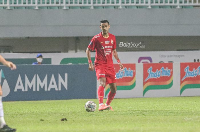 Bek Persija Jakarta, Otavio Dutra, sedang menguasai bola dalam laga pekan kelima Liga 1 2021 di Stadion Pakansari, Bogor, Jawa Barat, 28 September 2021.