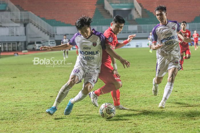 Pemain Persija Jakarta, Adrianus Dwiki Arya (tengah), sedang berebut bola dengan dua pilar Persita Tangerang, Edo Febriansyah (kiri) dan Ade Jantra (kanan), dalam laga pekan kelima Liga 1 2021 di Stadion Pakansari, Bogor, Jawa Barat, 28 September 2021.