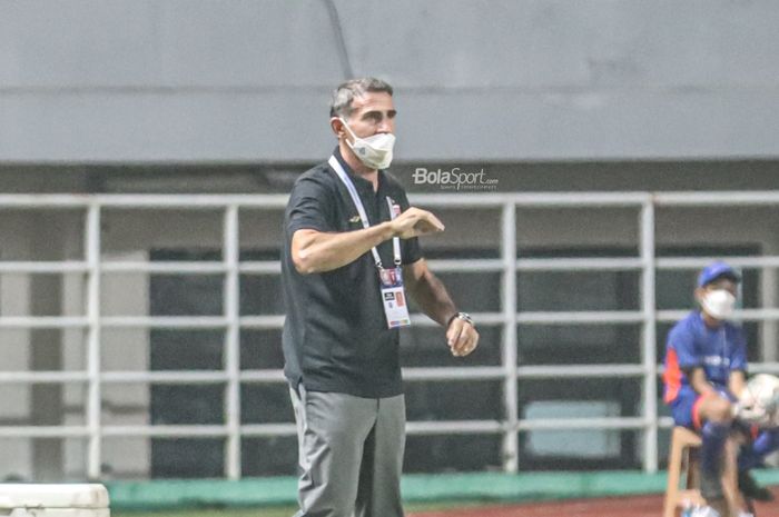 Pelatih Persija Jakarta, Angelo Alessio, sedang memantau para pemainnya dalam laga pekan kelima Liga 1 2021 di Stadion Pakansari, Bogor, Jawa Barat, 28 September 2021.