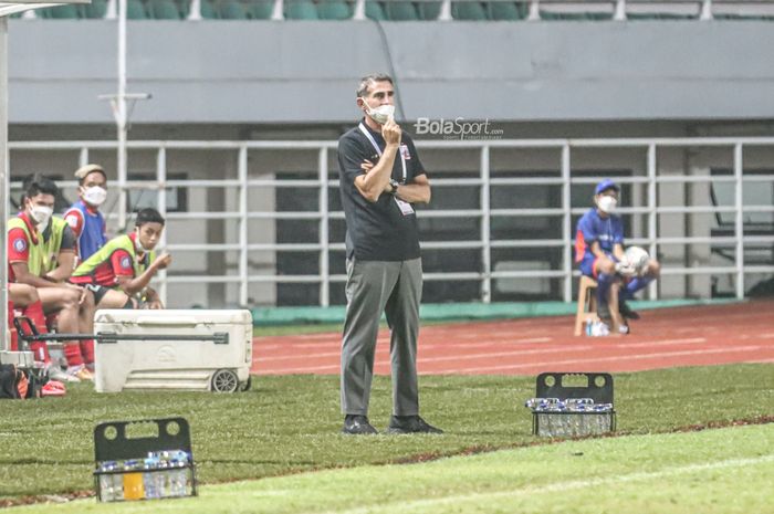 Pelatih Persija Jakarta, Angelo Alessio, sedang memantau para pemainnya dalam laga pekan kelima Liga 1 2021 di Stadion Pakansari, Bogor, Jawa Barat, 28 September 2021.