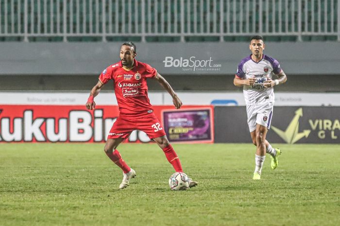 Gelandang Persija Jakarta, Rohit Chand (kiri), sedang menguasai bola dalam laga pekan kelima Liga 1 2021 di Stadion Pakansari, Bogor, Jawa Barat, 28 September 2021.