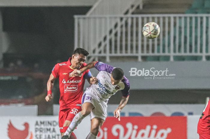 Bek Persija Jakarta, Maman Abdurahman (kiri), sedang berduel udara dengan lawannya dalam laga pekan kelima Liga 1 2021 di Stadion Pakansari, Bogor, Jawa Barat, 28 September 2021.