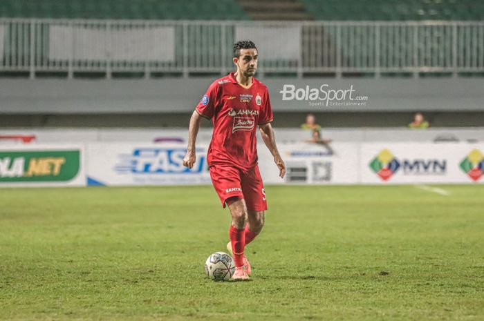 Bek Persija Jakarta, Otavio Dutra, sedang menguasai bola dalam laga pekan kelima Liga 1 2021 di Stadion Pakansari, Bogor, Jawa Barat, 28 September 2021.