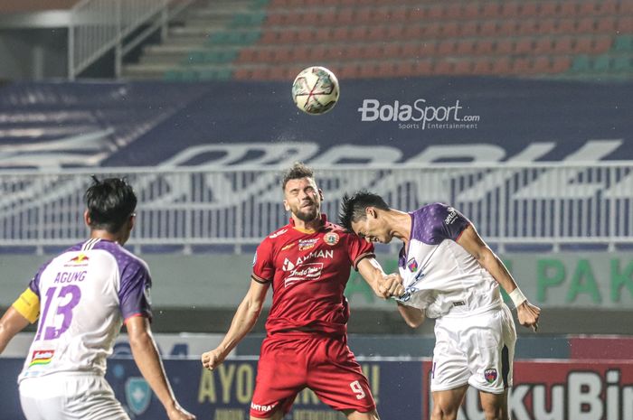 Striker Persija Jakarta, Marko Simic (tengah), sedang berduel udara dengan bek Persita Tangerang, Syaeful Anwar (kanan), dalam laga pekan kelima Liga 1 2021 di Stadion Pakansari, Bogor, Jawa Barat, 28 September 2021.