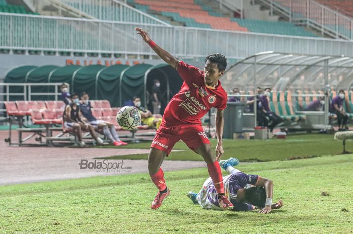 Pemain sayap kiri Persija Jakarta, Osvaldo Haay (kiri), sedang menguasai bola dalam laga pekan kelima Liga 1 2021 di Stadion Pakansari, Bogor, Jawa Barat, 28 September 2021.