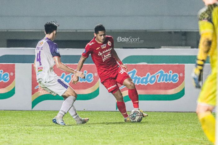 Striker Persija Jakarta, Taufik Hidayat, sedang menguasai bola dalam laga pekan kelima Liga 1 2021 di Stadion Pakansari, Bogor, Jawa Barat, 28 September 2021.