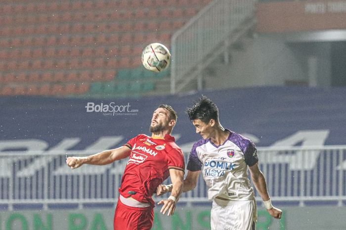 Striker Persija Jakarta, Marko Simic (kiri), sedang berduel udara dengan bek Persita Tangerang, Syaeful Anwar (kanan), dalam laga pekan kelima Liga 1 2021 di Stadion Pakansari, Bogor, Jawa Barat, 28 September 2021.