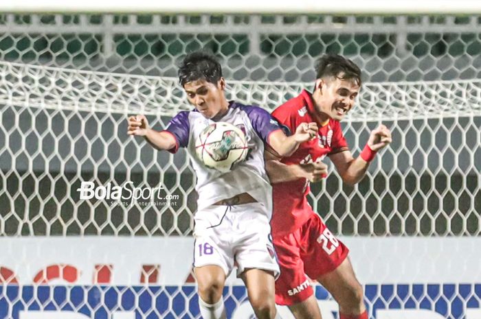 Penyerang Persita Tangerang, Aldi Al Achya (kiri), sedang berebut bola dengan bek sayap kiri Persija Jakarta, Rezaldi Hehanussa (kanan), dalam laga pekan kelima Liga 1 2021 di Stadion Pakansari, Bogor, Jawa Barat, 28 September 2021.