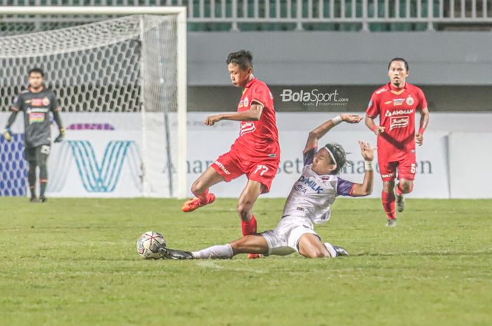 Gelandang Persita Tangerang, Taufiq Febriyanto (kanan), sedang menekel bola yang dikuasai pemain Persija Jakarta, Dony Tri Pamungkas (kiri), dalam laga pekan kelima Liga 1 2021 di Stadion Pakansari, Bogor, Jawa Barat, 28 September 2021.