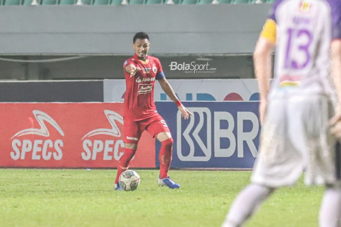 Bek Persija Jakarta, Maman Abdurahman, sedang menguasai bola dalam laga pekan kelima Liga 1 2021 di Stadion Pakansari, Bogor, Jawa Barat, 28 September 2021.