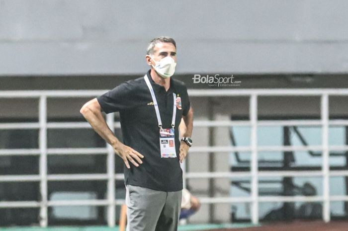 Pelatih Persija Jakarta, Angelo Alessio, sedang memantau para pemainnya dalam laga pekan kelima Liga 1 2021 di Stadion Pakansari, Bogor, Jawa Barat, 28 September 2021.