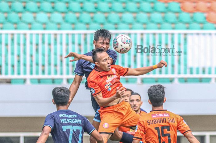 Bek Persela Lamongan, Mochammad Zaenuri (kiri), sedang berduel udara dengan pemain Persiraja Banda Aceh, Redi Rusmawan (kanan), dalam laga pekan kelima Liga 1 2021 di Stadion Pakansari, Bogor, Jawa Barat, 28 September 2021.