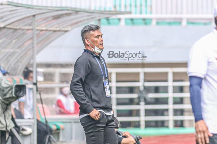 Pelatih Persiraja Banda Aceh, Hendri Susilo, sedang memantau para pemainnya dalam laga pekan kelima Liga 1 2021 di Stadion Pakansari, Bogor, Jawa Barat, 28 September 2021.