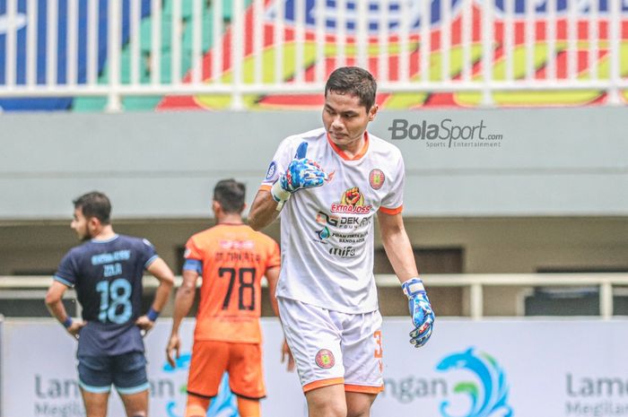 Kiper Persiraja Banda Aceh, Aji Bayu Putra, sedang memberikan intruksi kepada rekannya dalam laga pekan kelima Liga 1 2021 di Stadion Pakansari, Bogor, Jawa Barat, 28 September 2021.