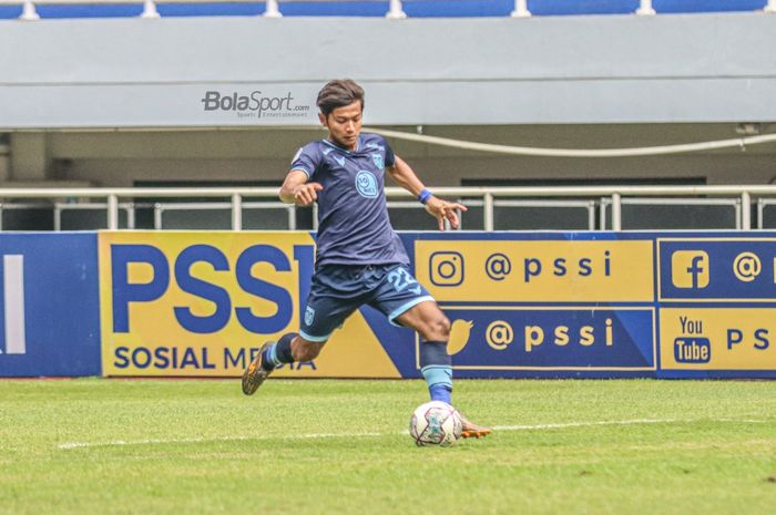 Pemain sayap kiri Persela Lamongan, Riyatno Abiyoso, sedang menguasai bola dalam laga pekan kelima Liga 1 2021 di Stadion Pakansari, Bogor, Jawa Barat, 28 September 2021.