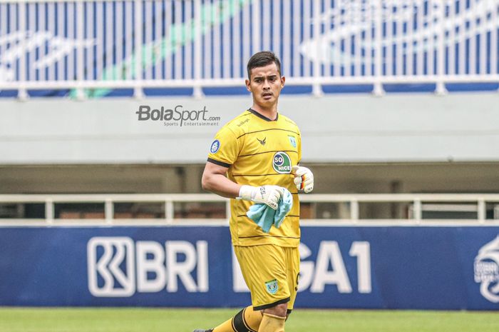 Kiper Persela Lamongan, Ravi Murdianto, sedang  bertanding dalam laga pekan kelima Liga 1 2021 di Stadion Pakansari, Bogor, Jawa Barat, 28 September 2021.