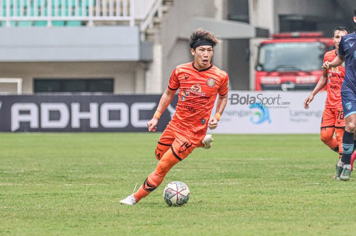 Gelandang Persiraja Banda Aceh, Shori Murata, sedang menguasai bola dalam laga pekan kelima Liga 1 2021 di Stadion Pakansari, Bogor, Jawa Barat, 28 September 2021.