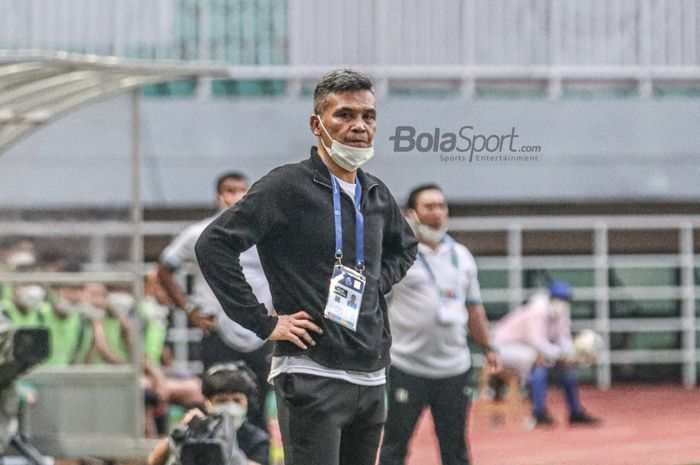 Pelatih Persiraja Banda Aceh, Hendri Susilo, sedang memantau para pemainnya dalam laga pekan kelima Liga 1 2021 di Stadion Pakansari, Bogor, Jawa Barat, 28 September 2021.