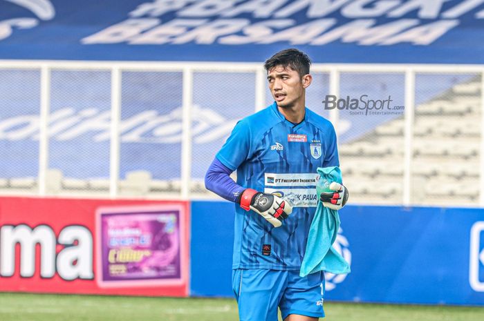 Kiper Persipura Jayapura, Fitrul Dwi Rustapa, sedang bertanding dalam laga pekan kelima Liga 1 2021 di Stadion Madya, Senayan, Jakarta, 29 September 2021.