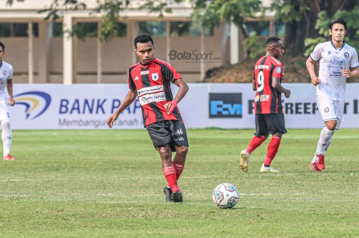 Gelandang serang Persipura Jayapura, Todd Rivaldo Ferre, nampak sedang menendang bola dalam laga pekan kelima Liga 1 2021 di Stadion Madya, Senayan, Jakarta, 29 September 2021.