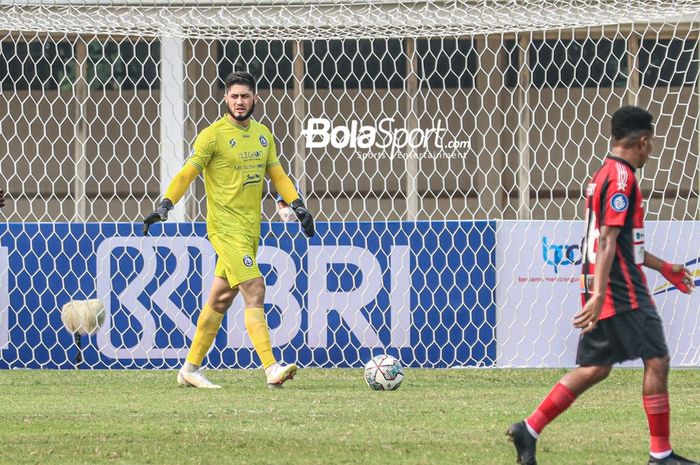 Kiper Arema FC, Adilson Maringa (kiri), sedang menguasai bola dalam laga pekan kelima Liga 1 2021 di Stadion Madya, Senayan, Jakarta, 29 September 2021.